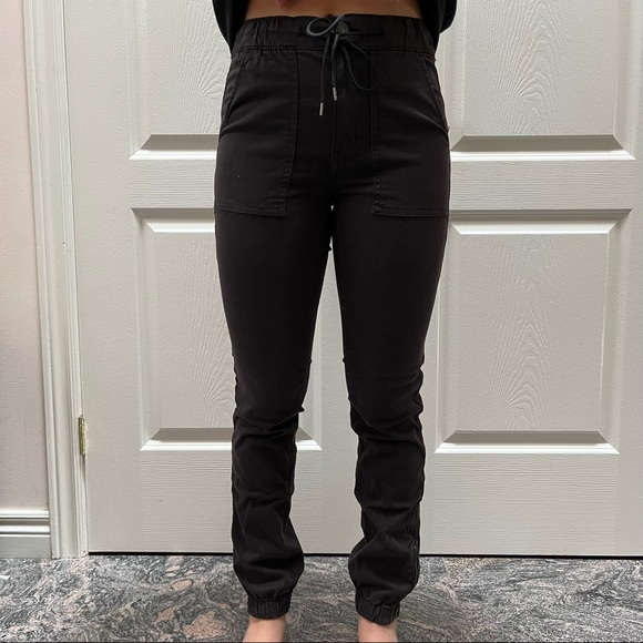 American Eagle high waisted cargo joggers - Picture 3 of 3